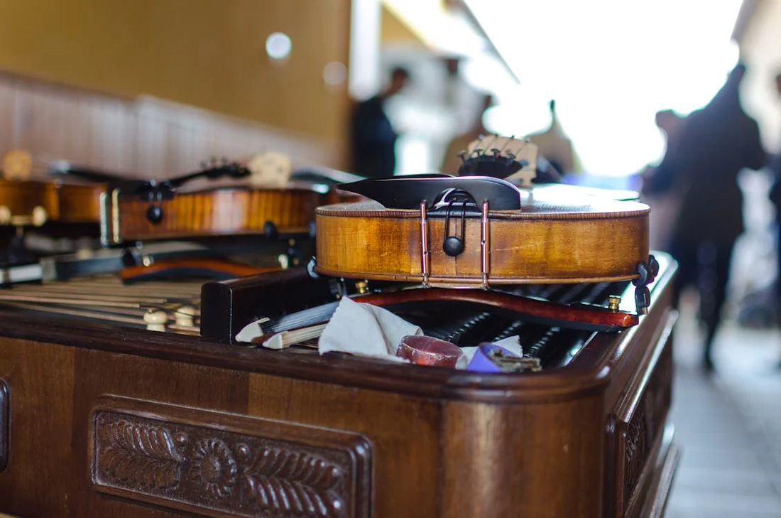Hoe werkt het inkopen van kunst en muziekinstrumenten?